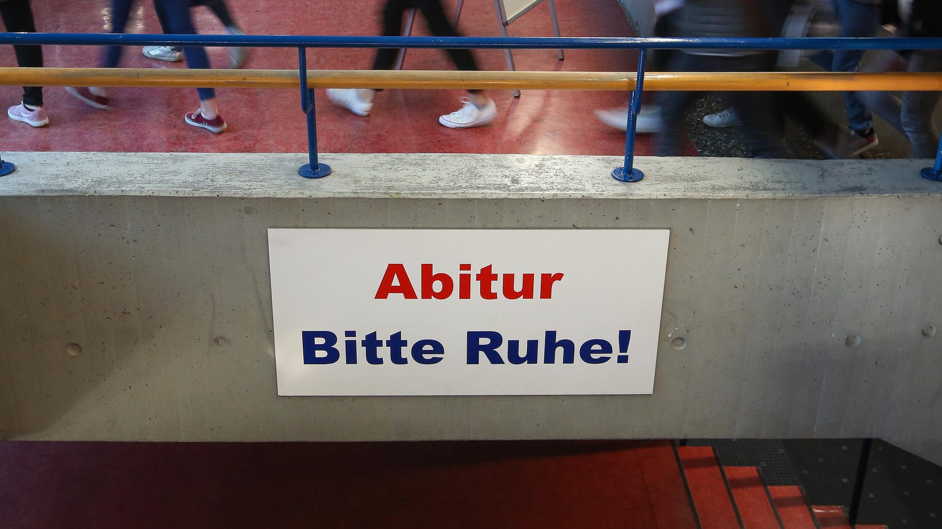 Ein Schild mit der Aufschrift "Abitur Bitte Ruhe" hängt im Gang eines Gymnasiums: Auf Grund eines Fehlers können einige Abiturienten die Prüfung nachholen. Ein Schild mit der Aufschrift "Abitur Bitte Ruhe" hängt im Gang eines Gymnasiums: Auf Grund eines Fehlers können einige Abiturienten die Prüfung nachholen.