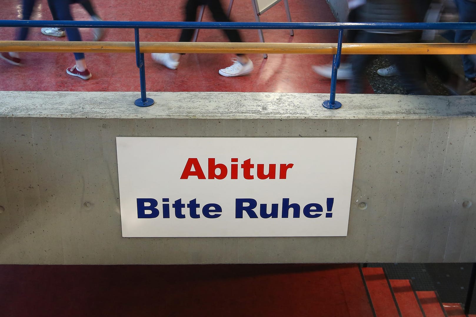Ein Schild mit der Aufschrift "Abitur Bitte Ruhe" hängt im Gang eines Gymnasiums: Auf Grund eines Fehlers können einige Abiturienten die Prüfung nachholen.