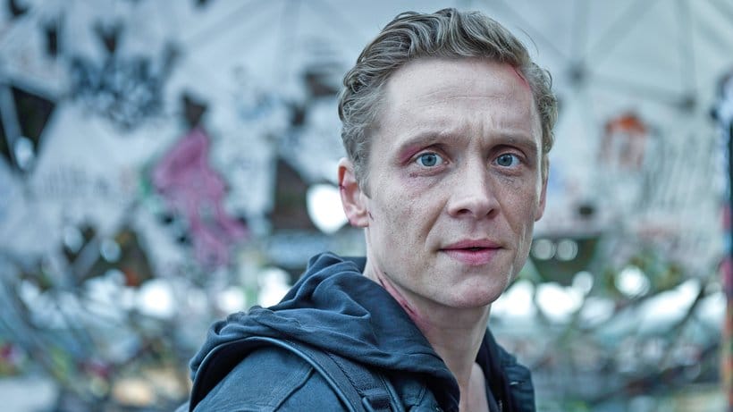 Ein Familienvater auf der Flucht: Matthias Schweighöfer in "You Are Wanted".