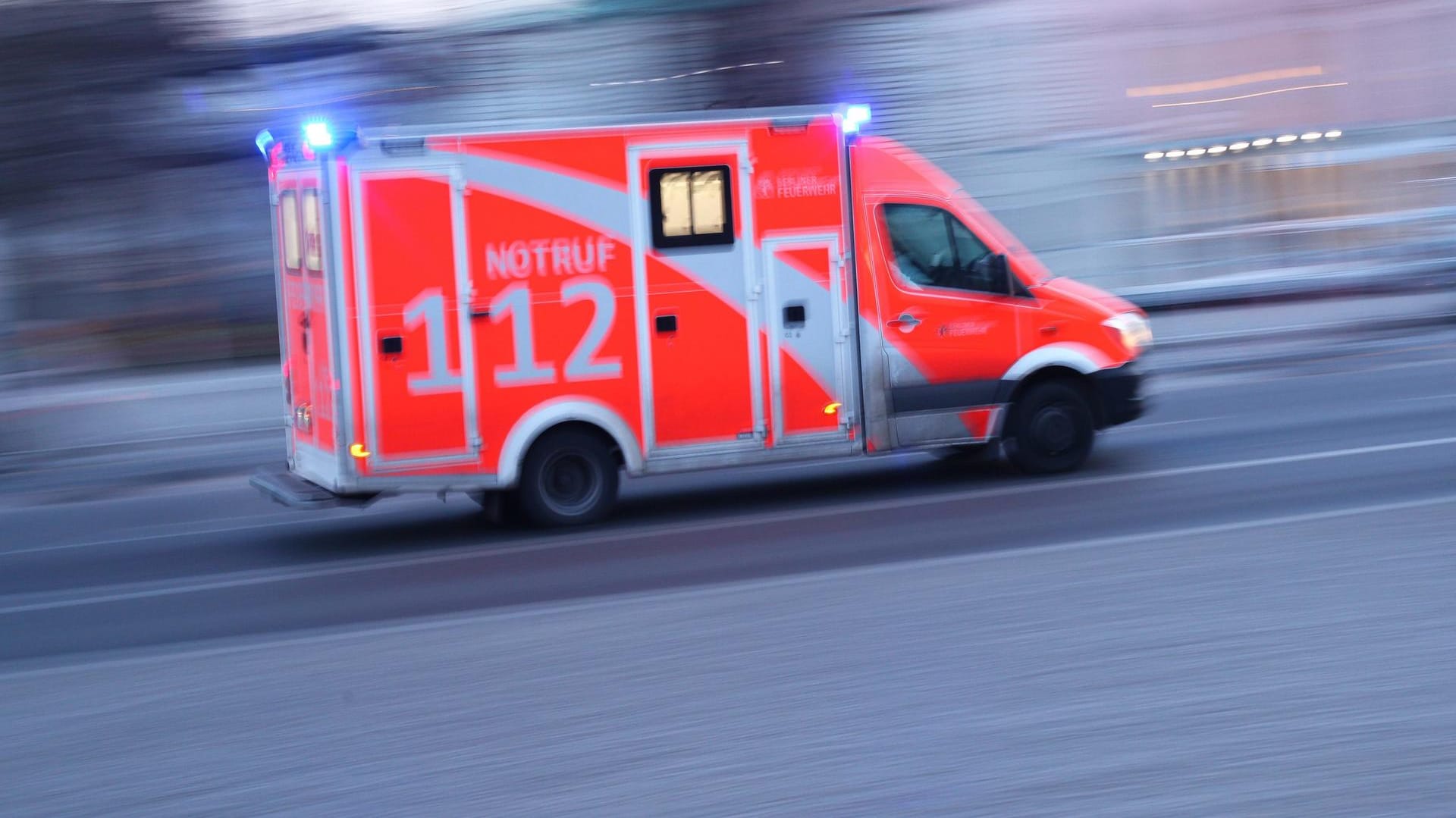 Ein Notarztwagen: Der überfahrene Mann starb noch an der Unfallstelle. (Archivbild) Ein Notarztwagen: Der überfahrene Mann starb noch an der Unfallstelle. (Archivbild)