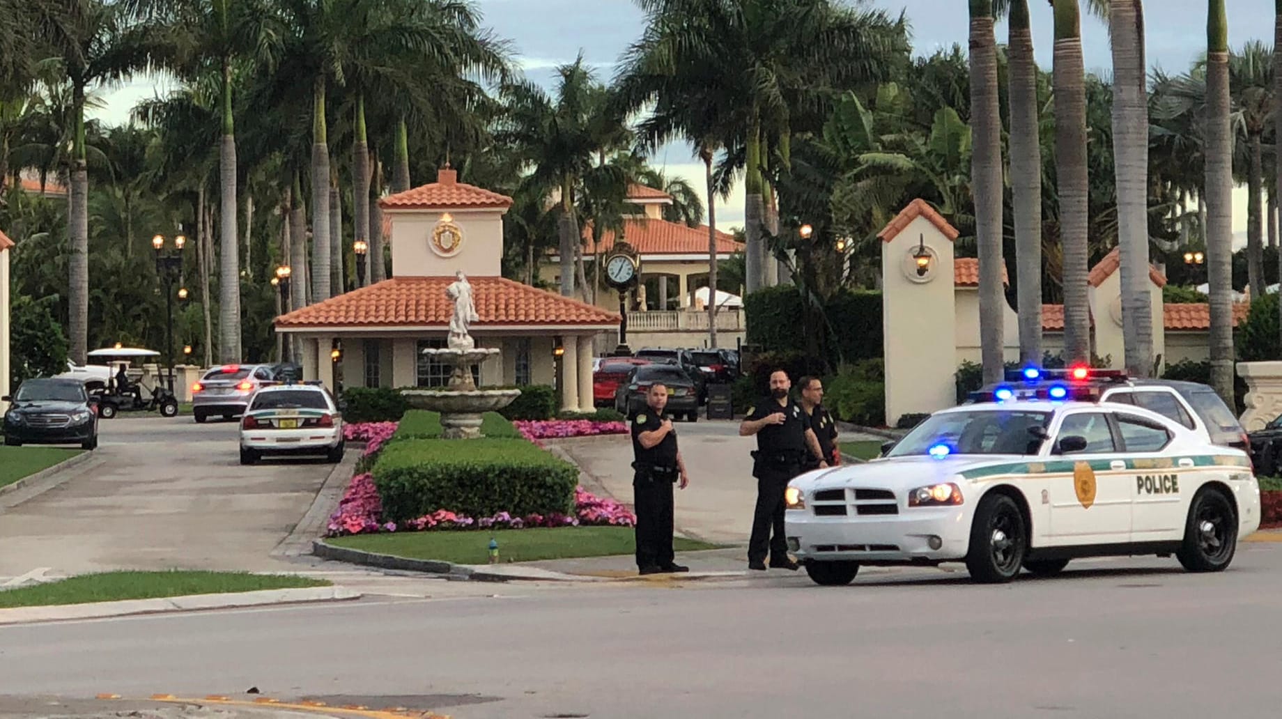 Polizisten stehen vor dem "Trump National Doral": In dem Hotel schoss ein Mann auf die Polizei. Polizisten stehen vor dem "Trump National Doral": In dem Hotel schoss ein Mann auf die Polizei.