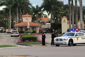 Polizisten stehen vor dem "Trump National Doral": In dem Hotel schoss ein Mann auf die Polizei.