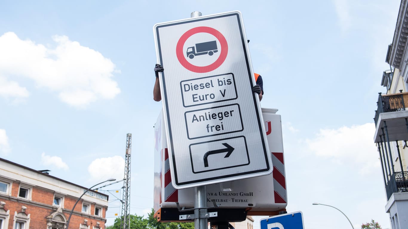 Fahrverbote für ältere Diesel-Fahrzeuge: Ein Fahrverbotsschild für Lastwagen mit Diesel-Motor bis Euro 5 wird an der Max-Brauer-Allee in Hamburg aufgehängt.