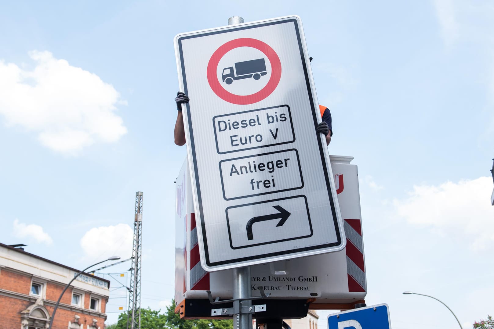 Fahrverbote für ältere Diesel-Fahrzeuge: Ein Fahrverbotsschild für Lastwagen mit Diesel-Motor bis Euro 5 wird an der Max-Brauer-Allee in Hamburg aufgehängt.