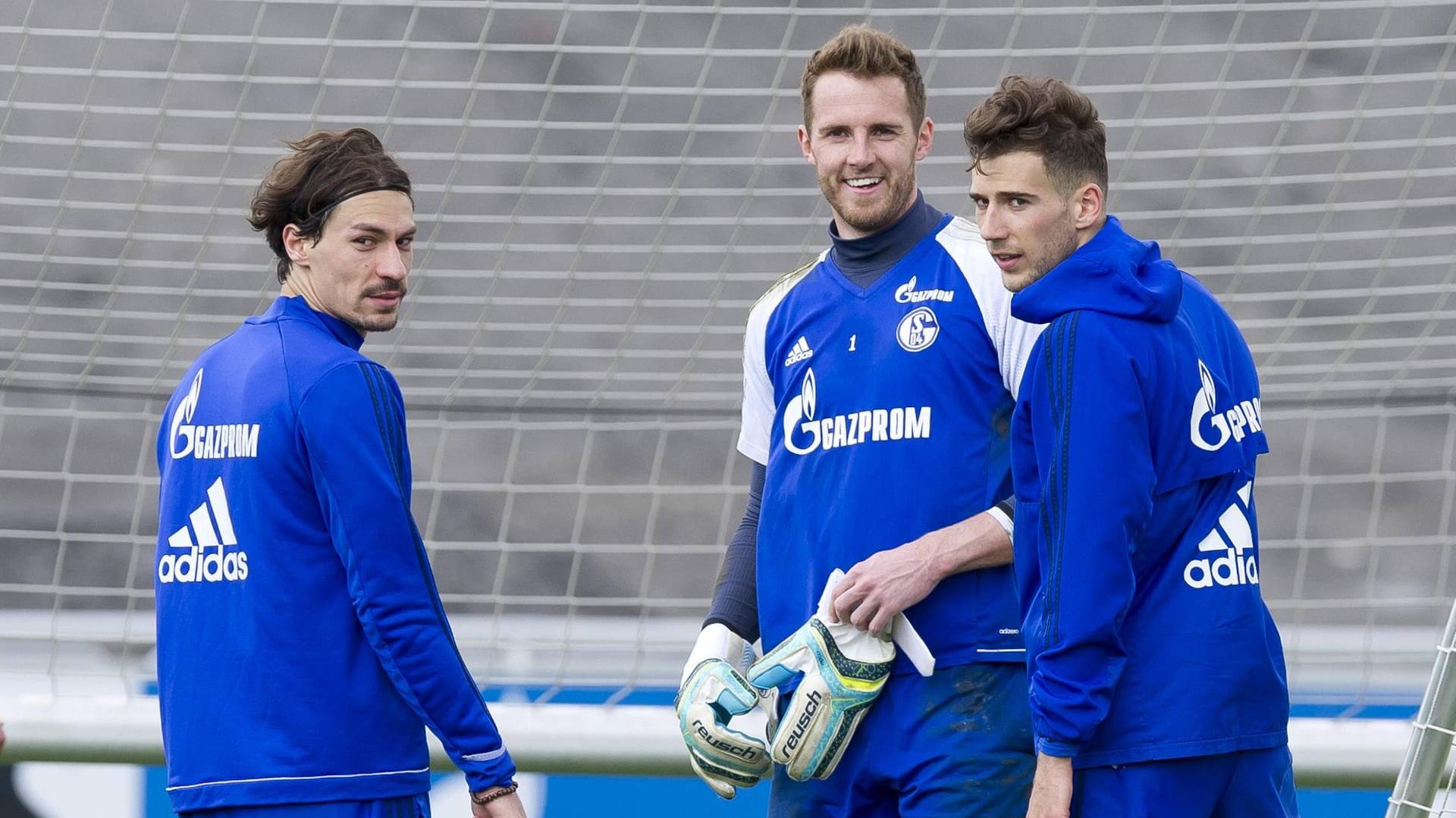 Deutschunterricht der besonderen Art: Leon Goretzka (r.) und Ralf Fährmann brachten dem Franzosen ungewöhnliche Redewendungen bei.