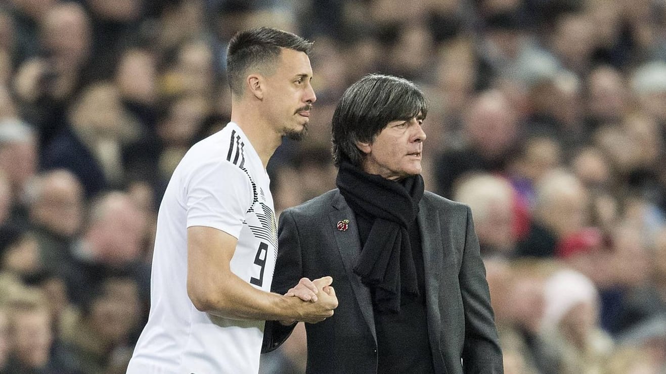 Bundestrainer Joachim Löw und Sandro Wagner: Zwischen den beiden fliegen jetzt die Giftpfeile.