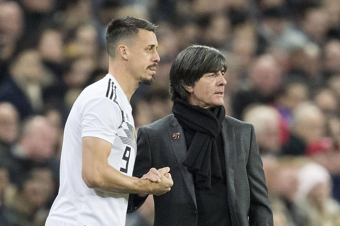 Bundestrainer Joachim Löw und Sandro Wagner: Zwischen den beiden fliegen jetzt die Giftpfeile.