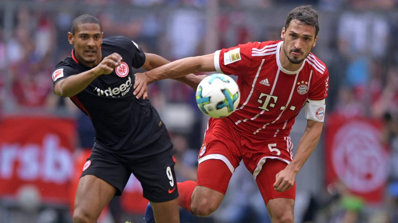 Eintracht Stürmer Haller (l.) gegen Bayerns Hummels: Im Pokalfinale kommt es erneut zum harten Kampf um den Ball.