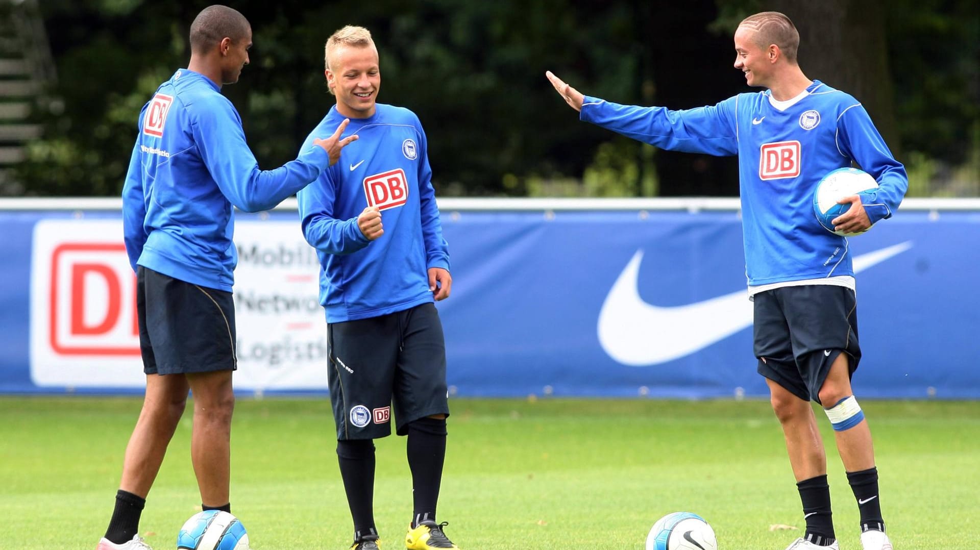 Schere, Stein, Papier: Christian Müller (r.) zusammen mit Patrick Ebert (m.) und Kevin-Prince Boateng bei Hertha BSC.