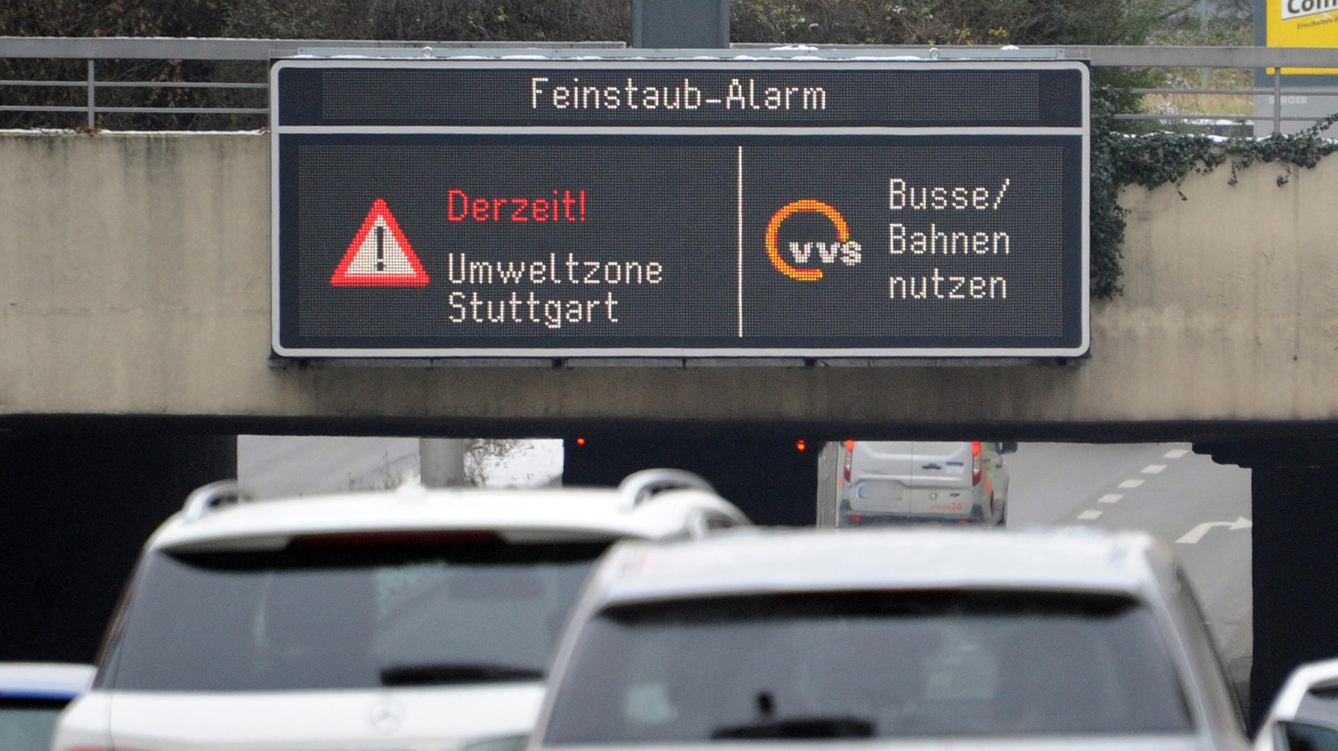 Autos fahren in Stuttgart unter einer Anzeige entlang: Diesel-Fahrverbote sind für ganze Zonen nur schwer umzusetzen. Autos fahren in Stuttgart unter einer Anzeige entlang: Diesel-Fahrverbote sind für ganze Zonen nur schwer umzusetzen.