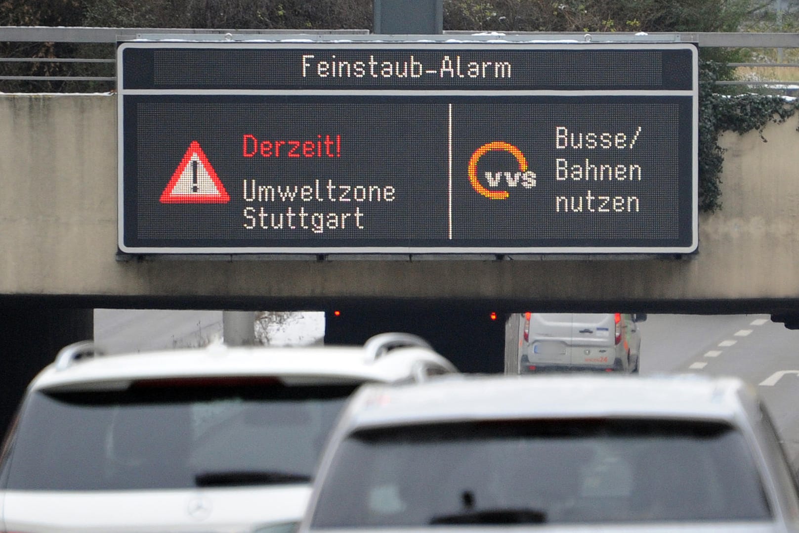 Autos fahren in Stuttgart unter einer Anzeige entlang: Diesel-Fahrverbote sind für ganze Zonen nur schwer umzusetzen.