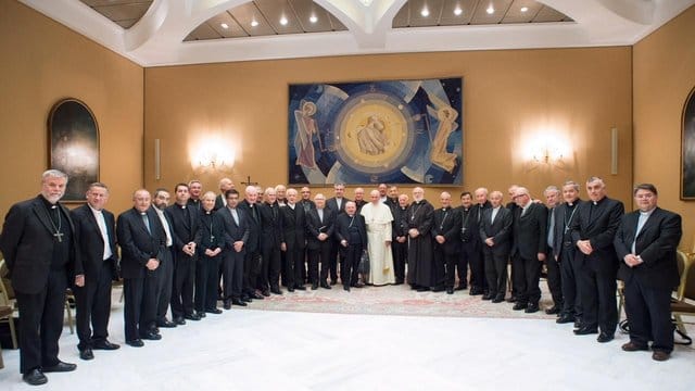 Paukenschlag im Vatikan: Papst Franziskus (M. Paukenschlag im Vatikan: Papst Franziskus (M.