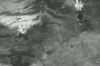 Im Video: Die Kräfte warten am Boden auf die rettenden Hubschrauber.