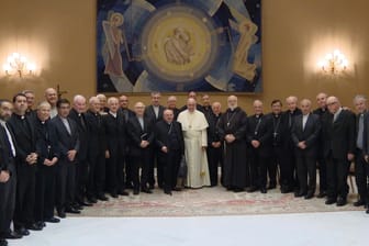 Papst Franziskus (m.) mit 34 Bischöfen aus Chile: Chilenische Bischöfe reichen geschlossen Rücktritt ein.
