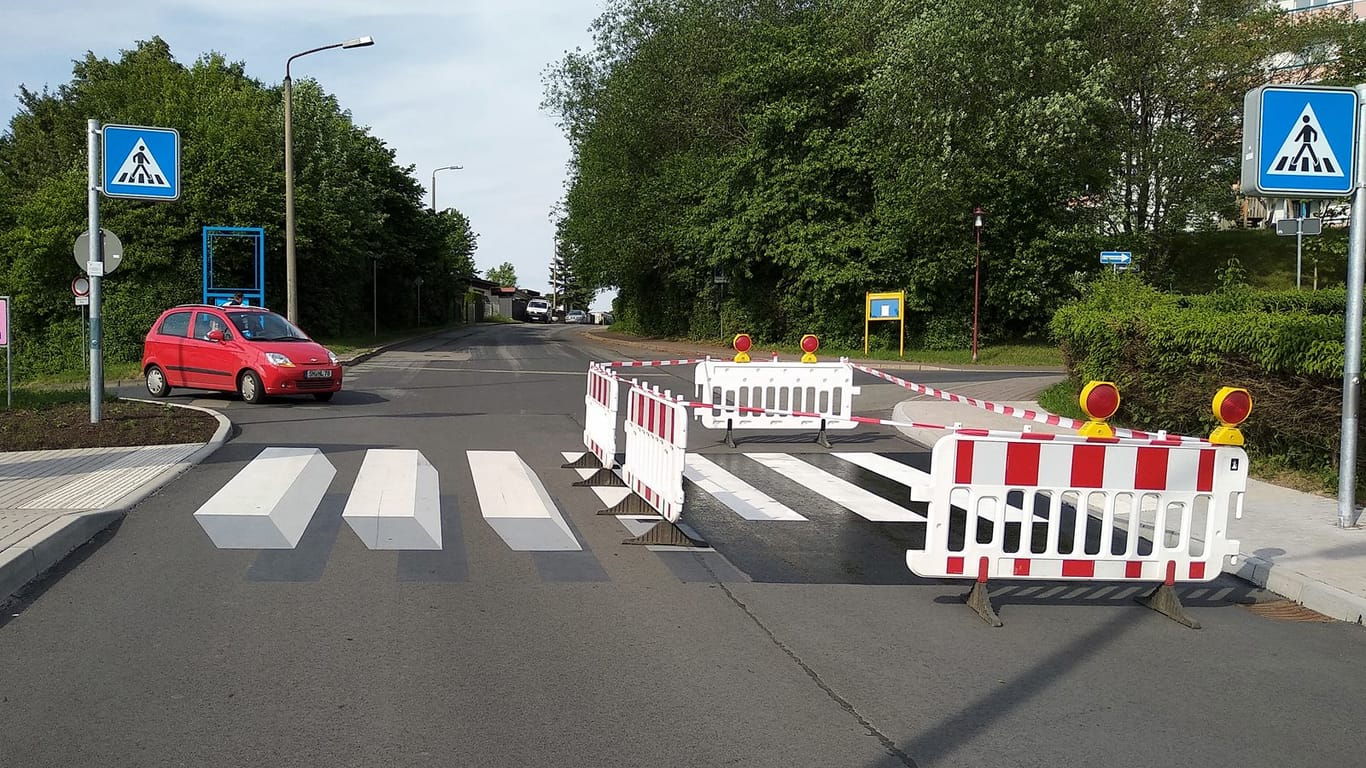 Ein Auto nähert sich dem 3D-Zebrastreifen im Wohngebiet Walperloh, der zum Teil schon übermalt wurde: 3D-Zebrastreifen entspricht nicht der Straßenverkehrsordnung und muss übertüncht werden.