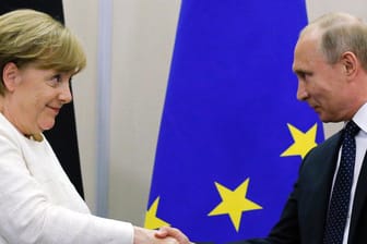 Angela Merkel schüttelt Wladimir Putin in Sotschi die Hand: Beim Gipfel der beiden Staatschefs war die Gaspipeline Nord Stream 2 ein Hauptthema.