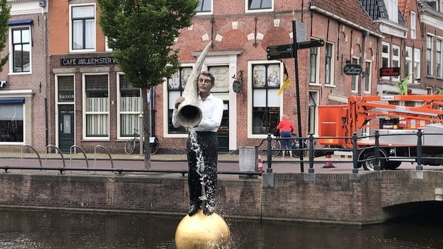 "Fortunas Brunnen" vom deutschen Künstler Stephan Balkenhol in Bolsward. "Fortunas Brunnen" vom deutschen Künstler Stephan Balkenhol in Bolsward.