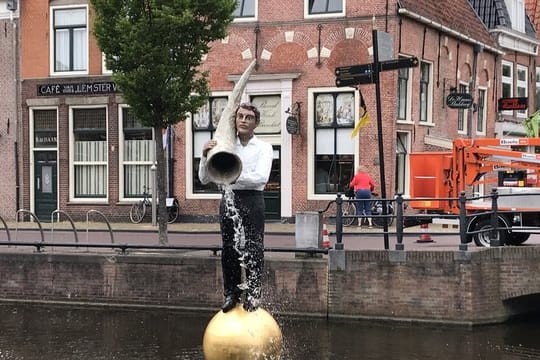 "Fortunas Brunnen" vom deutschen Künstler Stephan Balkenhol in Bolsward.