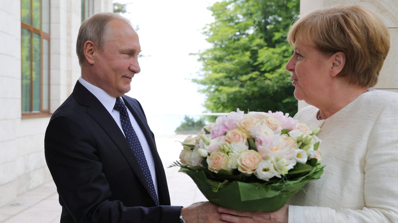 Putin überreicht Merkel Blumen: Die Atmosphäre soll lockerer sein als bei vorherigen Treffen.