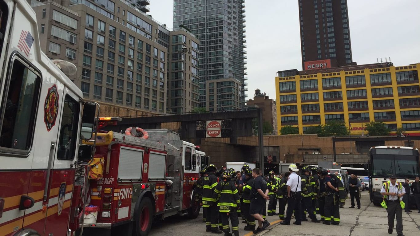 Feuerwehrkräfte nahe des Lincoln-Tunnels, in dem die zwei Busse kollidierten.