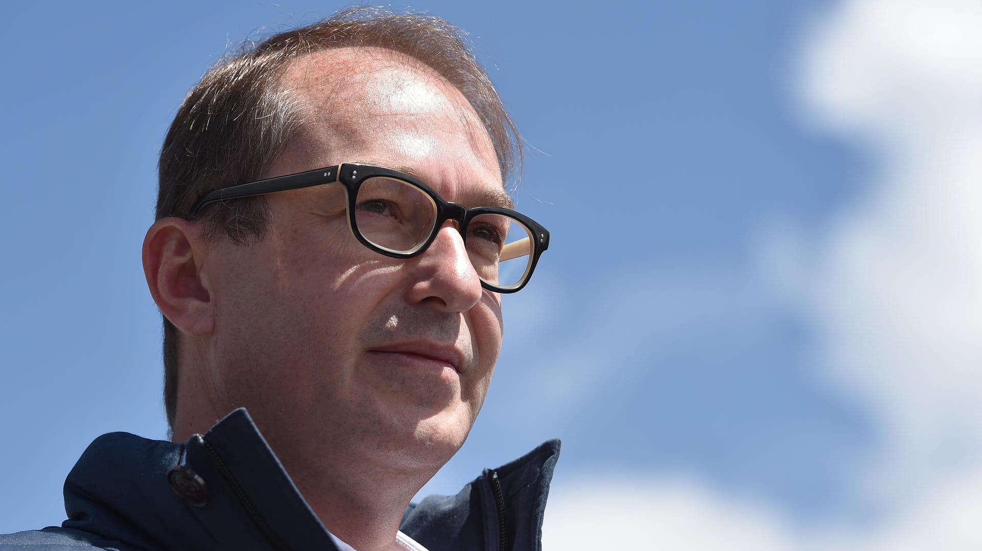 Alexander Dobrindt, Landesgruppenchef der CSU: Hat Flüchtlinge, die gegen Abschiebungen klagen, als Saboteure bezeichnet. Amthor verteidigt ihn.