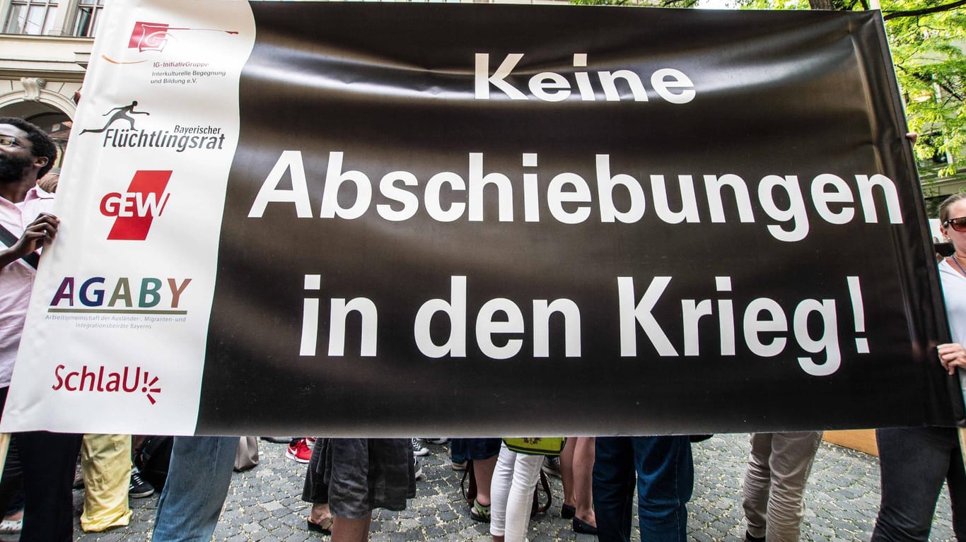 Transparent auf einer Demonstration gegen Abschiebungen in München im Juni 2017: Organisationen wie die Flüchtlingsräte kritisieren Abschiebungen oft.