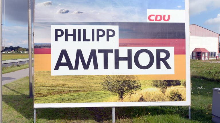 Wahlplakat in Kemnitz: Amthor hat seinen Direktwahlkreis auf dem Land in Mecklenburg-Vorpommern gewonnen. Dort sieht es anders aus als in Anatolien.