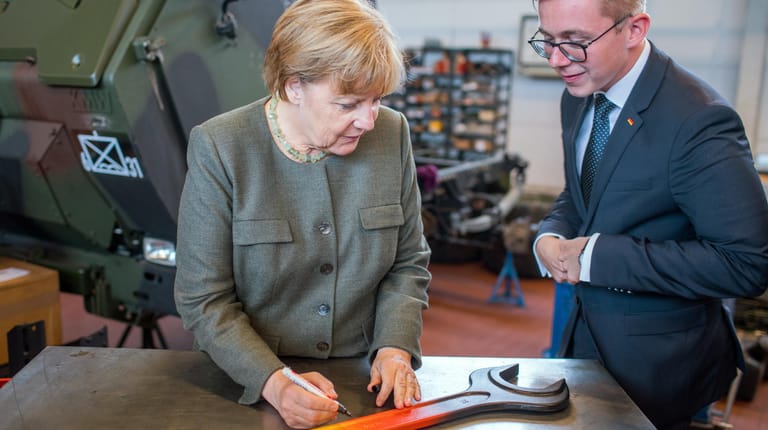 Bundeskanzlerin Angela Merkel und Amthor in einem Fahrzeugwerk in Mecklenburg-Vorpommern: Amthor sieht sich als Konservativen – sucht aber auch Merkels Nähe.