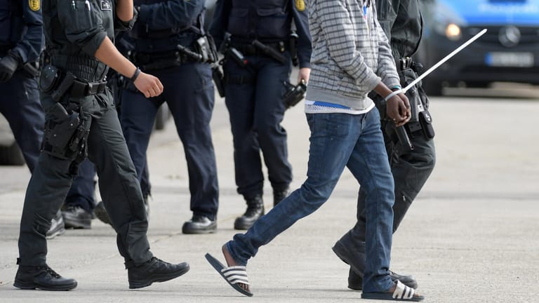 Die Polizei führt vor der Erstaufnahmestelle in Ellwangen einen gefesselten Mann ab: Der Widerstand von Flüchtlingen gegen eine Abschiebung dort war Anlass für Alexander Dobrindts Polemik gegen Flüchtlingshelfer.