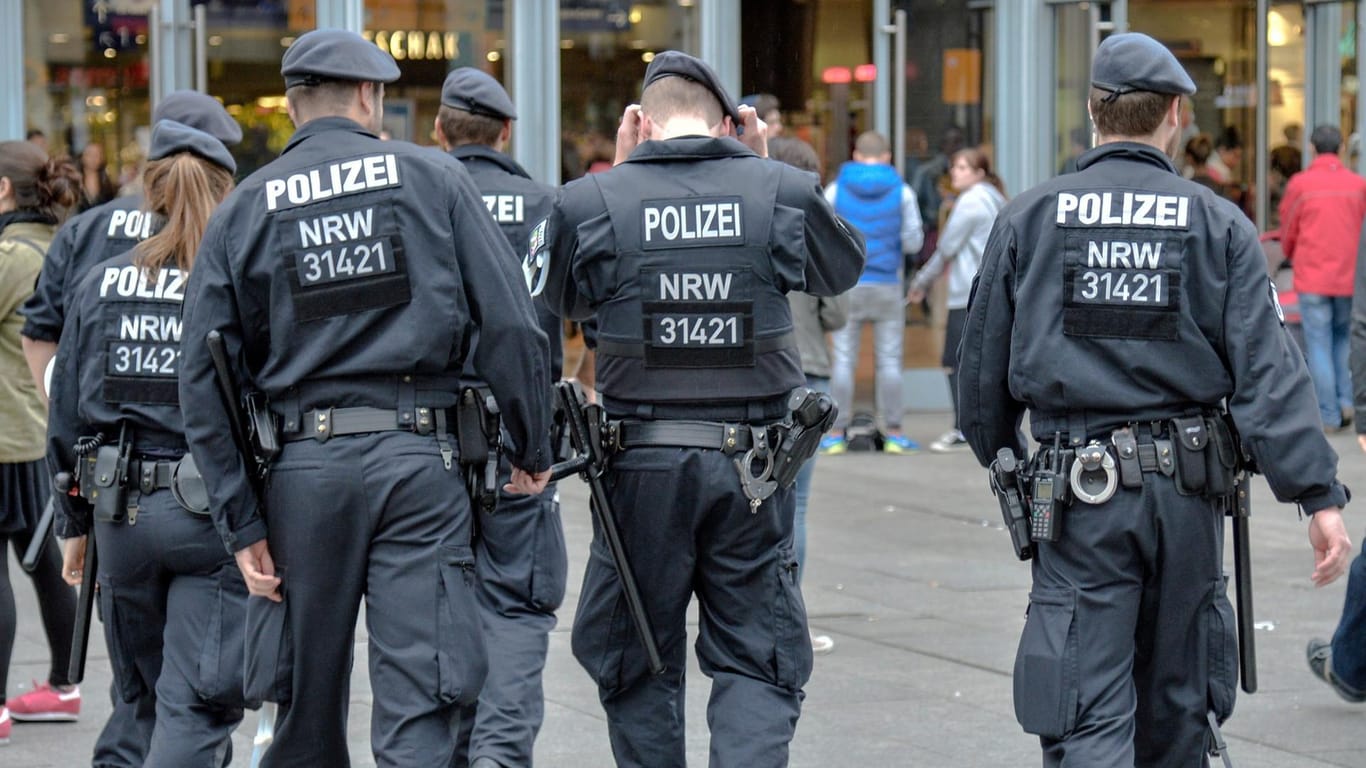 Polizisten patroullieren vor dem Hauptbahnhof in Köln: Sie sollen vor allem sichtbar sein. Laut Statistik wird Deutschland sicherer – in der Wahrnehmung der Deutschen sieht das anders aus.