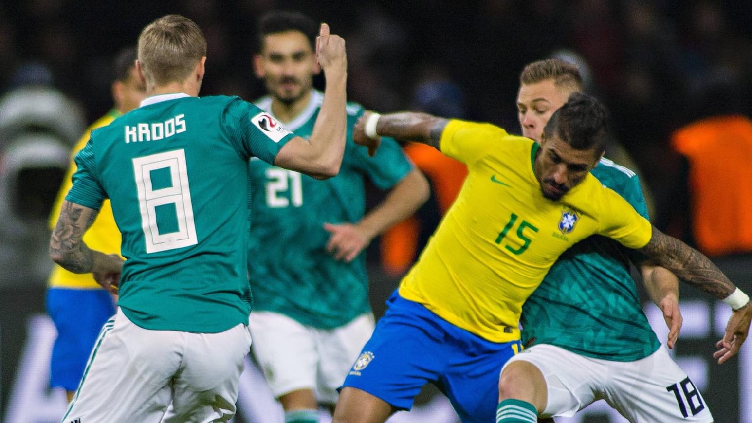 Toni Kroos (l.) und Joshua Kimmich (r.) im Testspiel in Berlin gegen Brasiliens Paulinho. Kroos trägt auch weiterhin die Rückennummer 8.