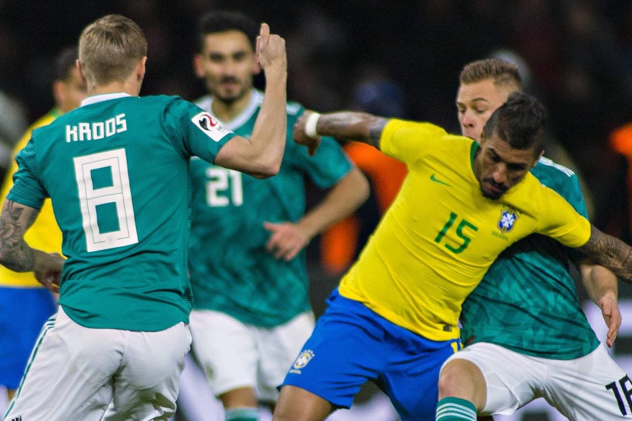 Toni Kroos (l.) und Joshua Kimmich (r.) im Testspiel in Berlin gegen Brasiliens Paulinho. Kroos trägt auch weiterhin die Rückennummer 8.