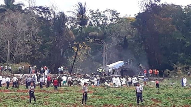 Rettungsteams sind nahe des Internationalen Flughafens Havanna im Einsatz. Rettungsteams sind nahe des Internationalen Flughafens Havanna im Einsatz.