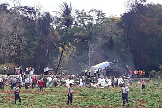 Rettungsteams sind nahe des Internationalen Flughafens Havanna im Einsatz.
