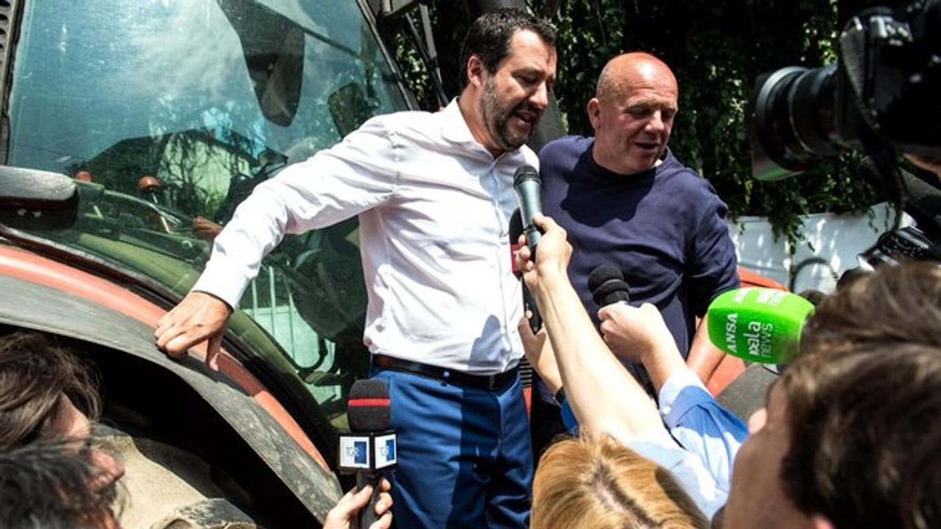 Die fremdenfeindliche Lega-Partei von Matteo Salvini (l) hat sich mit der populistischen Fünf-Sterne-Bewegung auf ein Programm geeinigt.