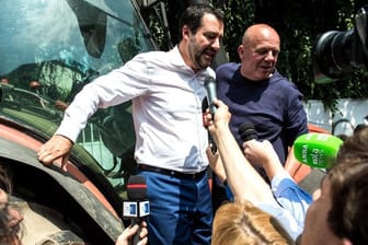 Die fremdenfeindliche Lega-Partei von Matteo Salvini (l) hat sich mit der populistischen Fünf-Sterne-Bewegung auf ein Programm geeinigt.