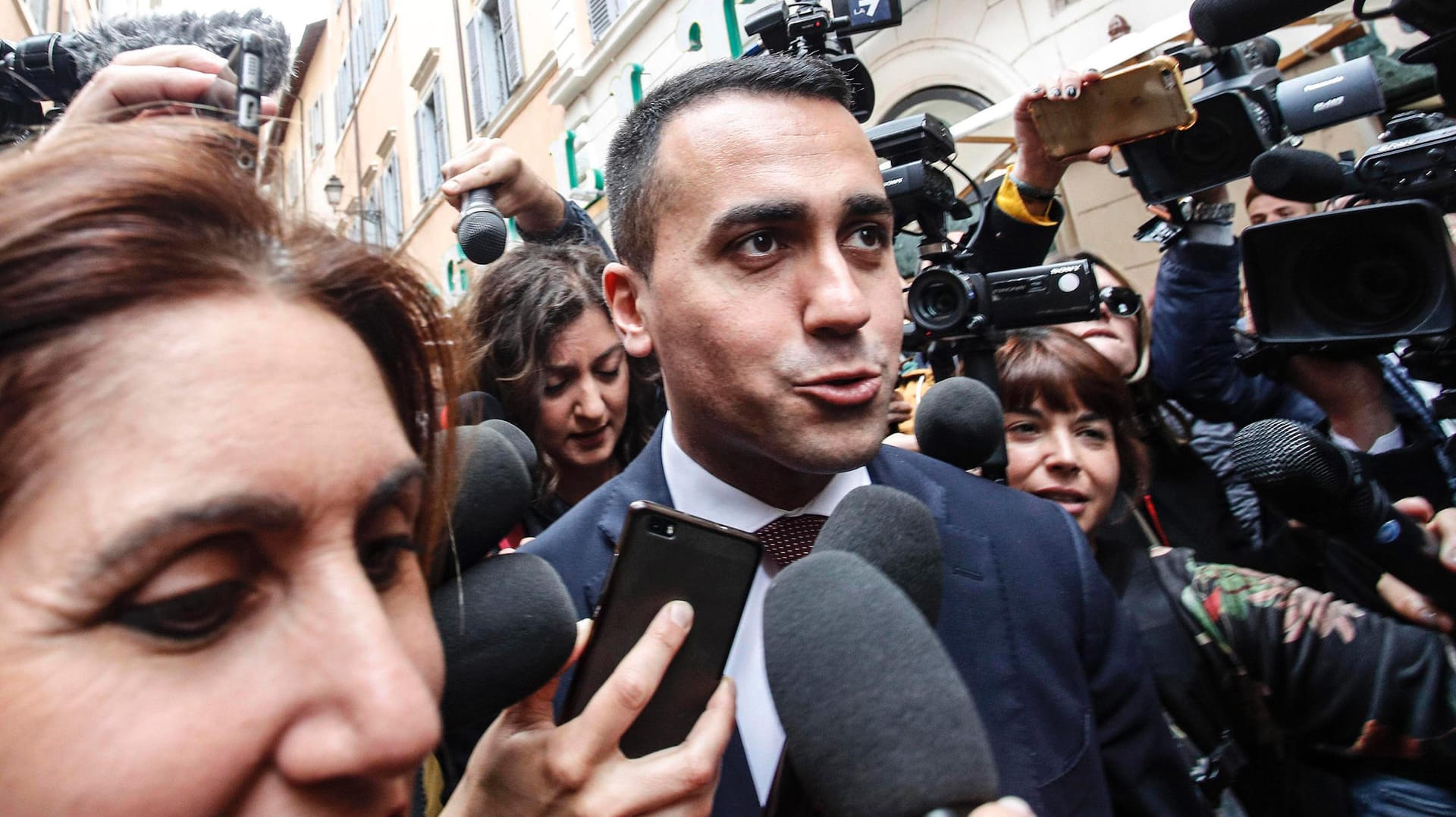 Der Chef der Fünf-Sterne-Bewegung Luigi Di Maio: Die Unterstützer der Partei stimmten in einer Online-Abstimmung für eine Koalition mit der Lega. Der Chef der Fünf-Sterne-Bewegung Luigi Di Maio: Die Unterstützer der Partei stimmten in einer Online-Abstimmung für eine Koalition mit der Lega.