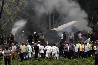 Retter vor der abgestürzten Boeing 737 nahe des internationalen Flughafens von Havanna