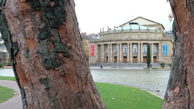 Das Opernhaus im Schlossgarten vor dem Eckensee in Stuttgart.
