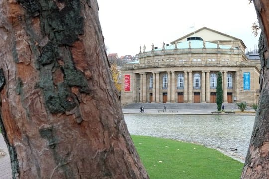 Das Opernhaus im Schlossgarten vor dem Eckensee in Stuttgart.