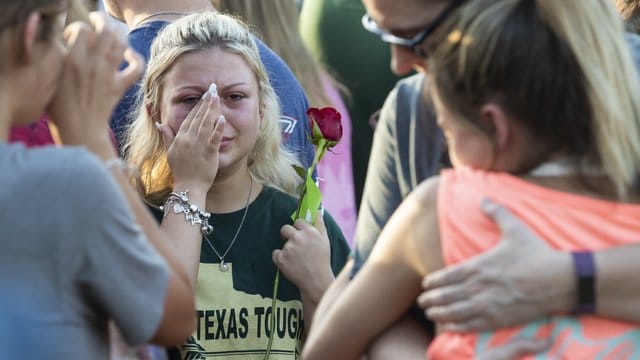 Eine Frau wischt sich nach dem Schulmassaker in Santa Fe Tränen aus dem Gesicht. Eine Frau wischt sich nach dem Schulmassaker in Santa Fe Tränen aus dem Gesicht.