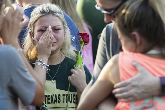 Eine Frau wischt sich nach dem Schulmassaker in Santa Fe Tränen aus dem Gesicht.