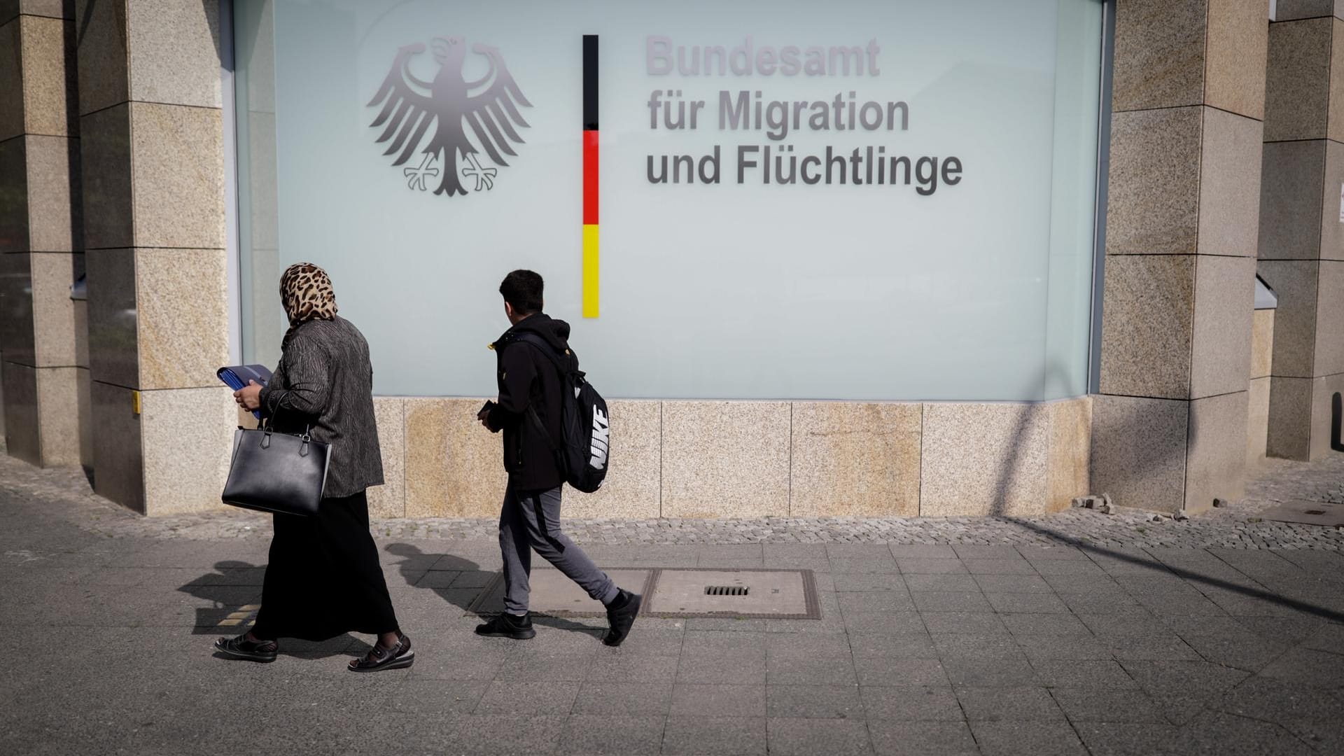 Passanten vor dem Bundesamt für Migration und Flüchtlinge: 78 Milliarden Euro hat die Bundesregierung bis 2022 für die Flüchtlingspolitik eingeplant.