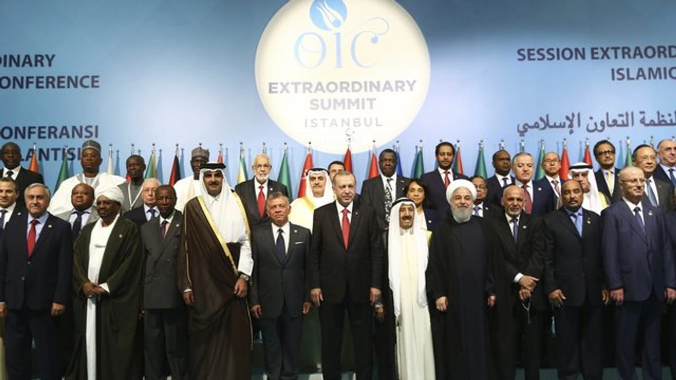 Der türkische Präsident Erdogan (M) zusammen mit Staatschefs mehrerer islamischer Staaten.