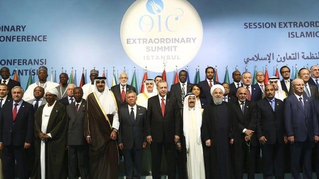 Der türkische Präsident Erdogan (M) zusammen mit Staatschefs mehrerer islamischer Staaten. Der türkische Präsident Erdogan (M) zusammen mit Staatschefs mehrerer islamischer Staaten.