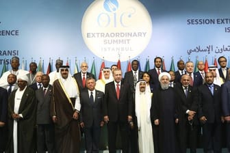 Der türkische Präsident Erdogan (M) zusammen mit Staatschefs mehrerer islamischer Staaten.