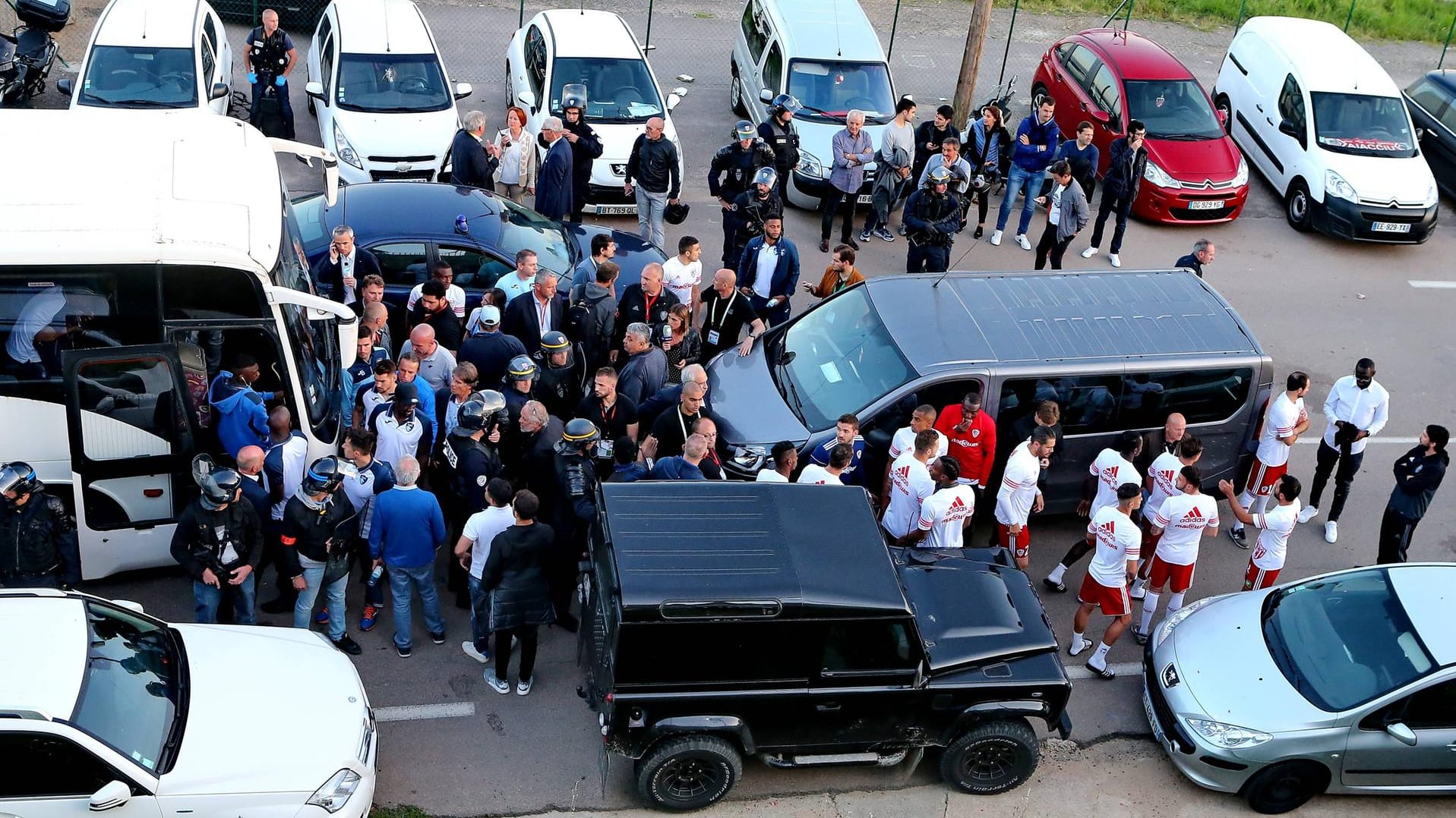 Kein Weiterkommen: Der Teambus von AC Le Havre (l. in weiß) kam durch Fan-Blockaden nicht voran. Kein Weiterkommen: Der Teambus von AC Le Havre (l. in weiß) kam durch Fan-Blockaden nicht voran.