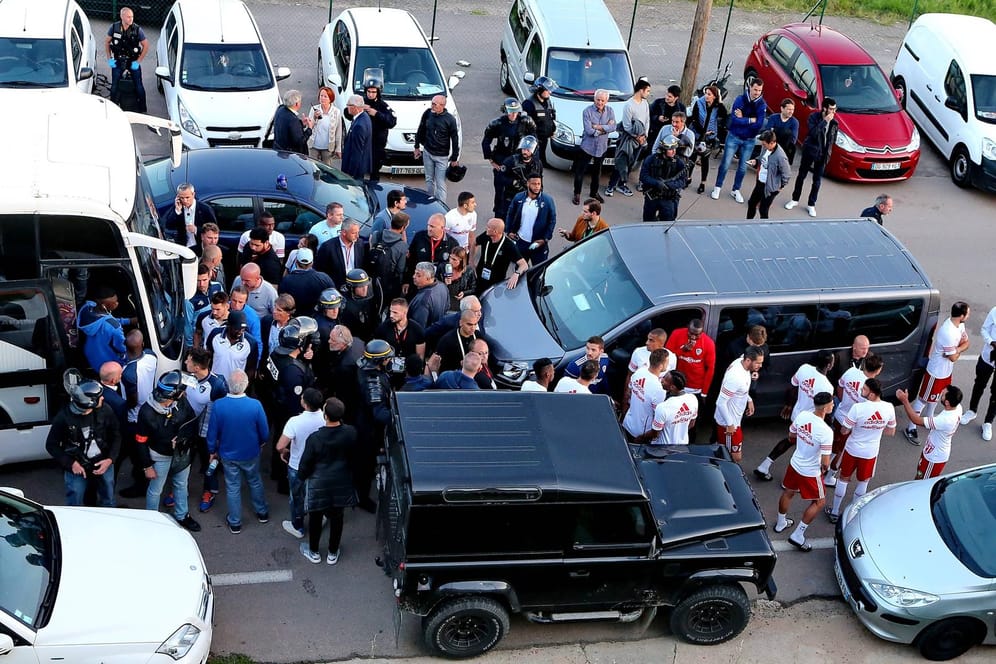 Kein Weiterkommen: Der Teambus von AC Le Havre (l. in weiß) kam durch Fan-Blockaden nicht voran.