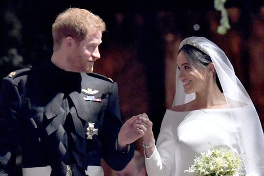 Traumwetter, Traumhochzeit, Traumpaar: Harry und Meghan verlassen nach der Trauung die St.