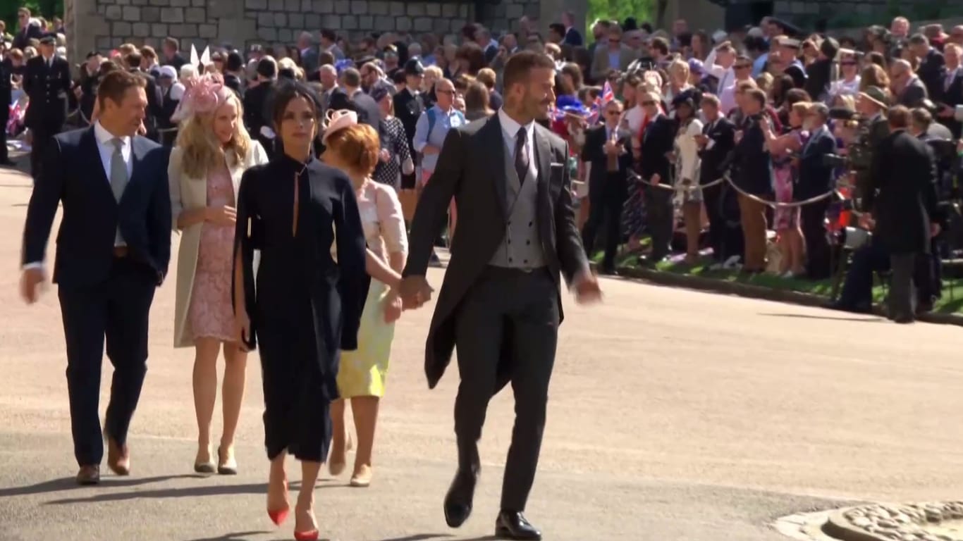Die Beckhams: Victoria wieder in Blau – wie auch bei der Hochzeit von William und Kate.